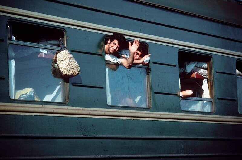 Отдыхающие в поезде на Сочинском вокзале.