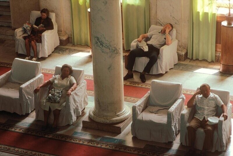 Народ отдыхает после серных ванн в Мацесте.