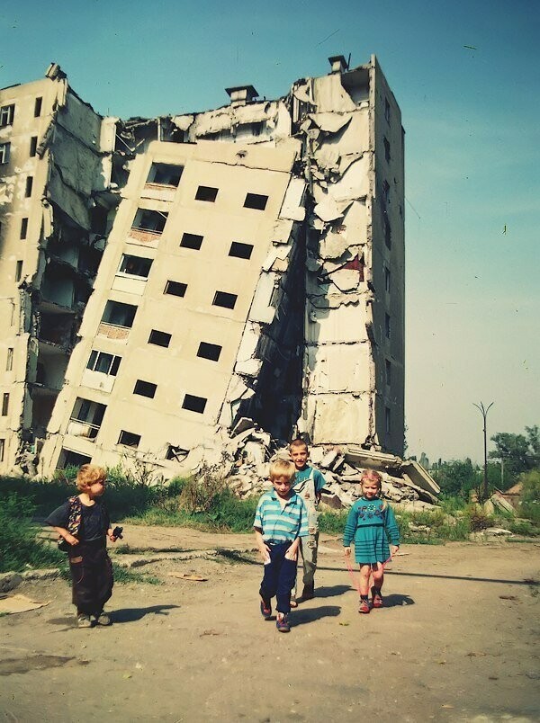 9. Дети гуляют по Чечне в период военных действий, 1995 год