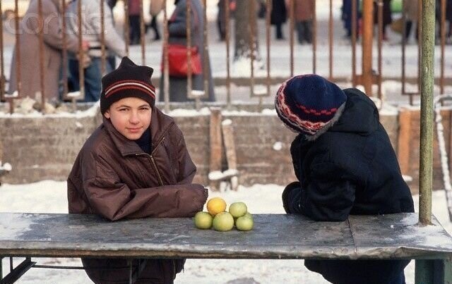 20. Молодые ребята продают яблоки на рынке в Москве, 1991 год