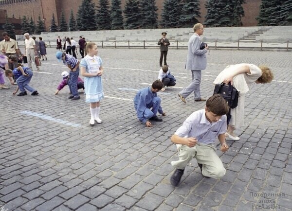 10. Дети и взрослые собирают мелочь на Красной площади, 1996 год