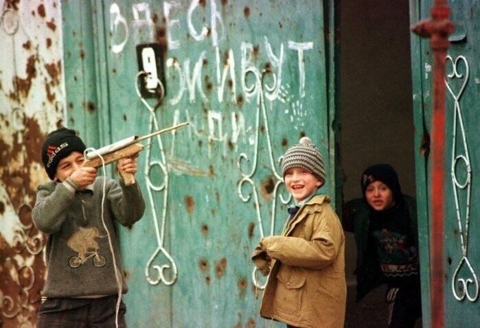 14. Дети играют на улицах Грозного, 1995 год