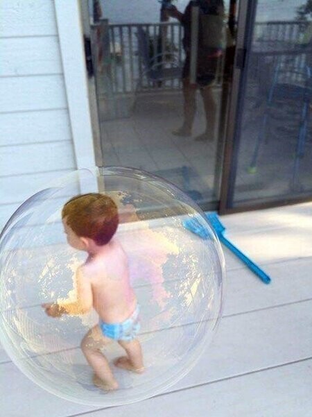 Малыш попал в мыльный пузырь