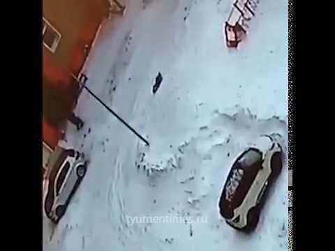 В Новом Уренгое автомобиль наехал на лежащего на снегу ребенка и протащил его по двору 