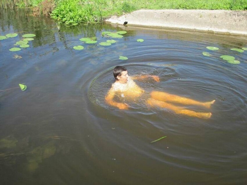 Какого можно купаться. Купание на речке. Купание в деревенском пруду. Водные процедуры в деревне. Ванна на речке.