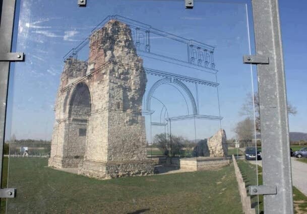 Реконструкция: на табличке античные руины "достроили" до первозданного состояния