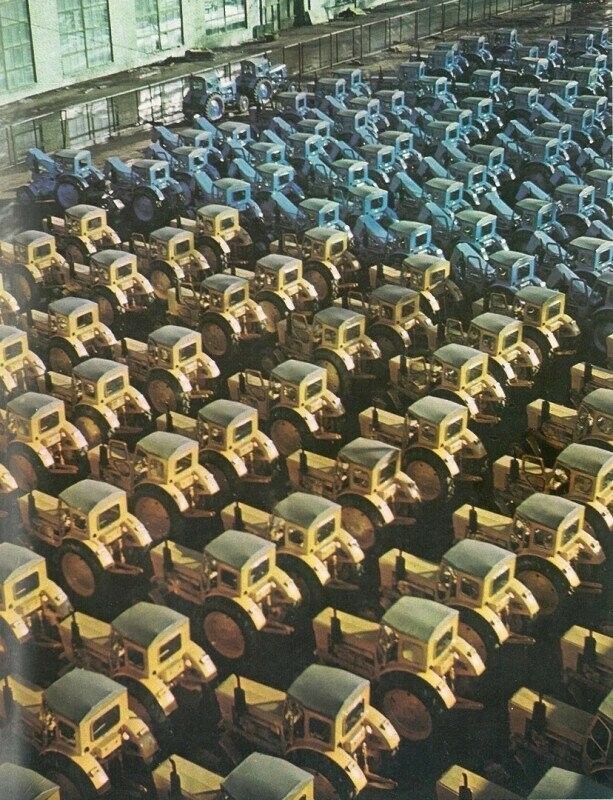 Стоянка готовой продукции Липецкого Тракторного Завода. 1982
