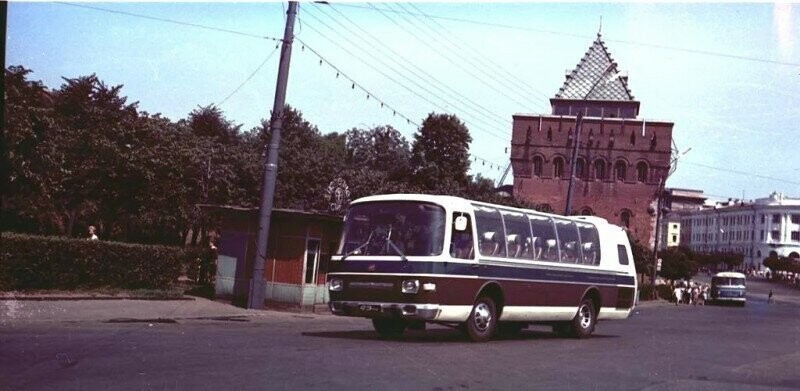 Автобус ПАЗ-Турист Люкс на площади Минина в городе Горький. Начало 70-х.