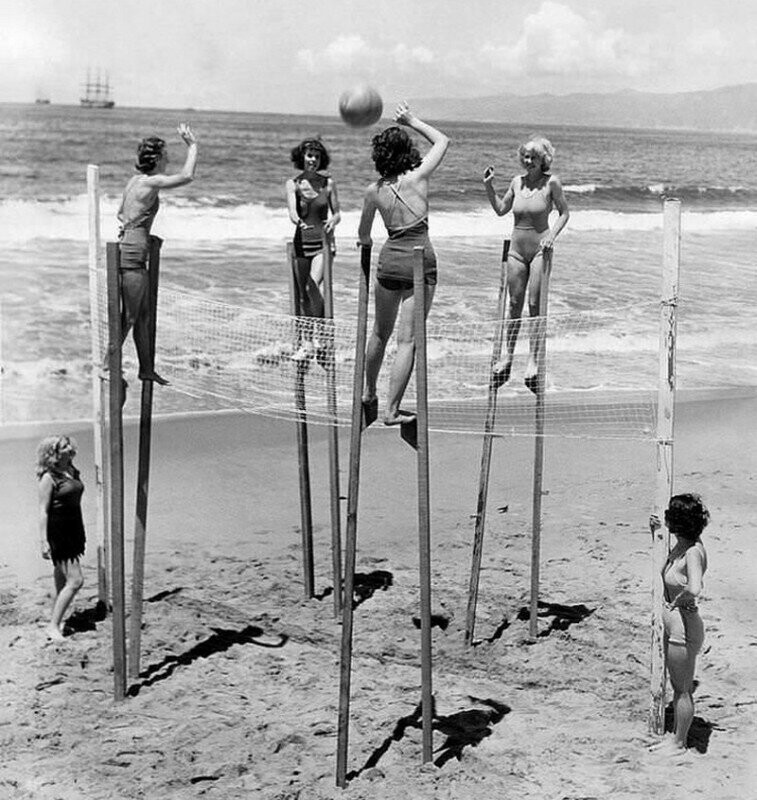 Девушки играют в волейбол на ходулях, 1942 год, Калифорния