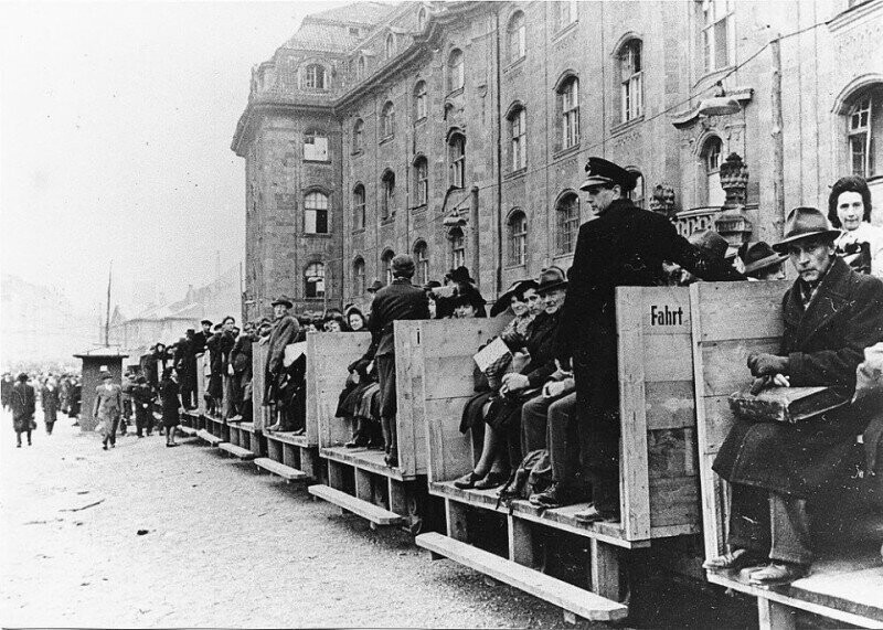 Городской транспорт в Мюнхене, Германия, 1944 год.
