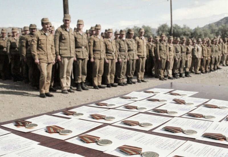 Вручение наград воинам ограниченного контингента советских войск в Афганистане, 1 февраля 1988 года