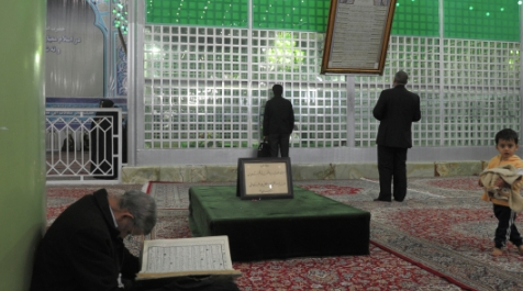 Оближи святыню: иранцы целуют ограды мечетей, чтобы доказать, что их вера сильнее коронавируса
