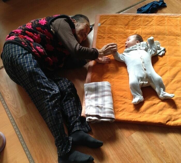 "Мой месячный сын и его 97-летняя прабабушка"