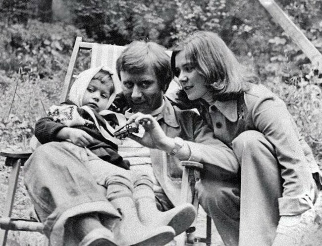 Андрей Миронов и Лариса Голубкина с дочерью Машей, 1977 год 