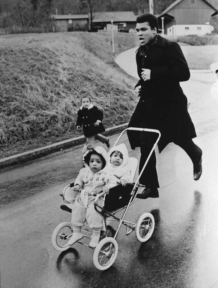 Мохаммед Али гуляет со своими дочками, 1971 год 