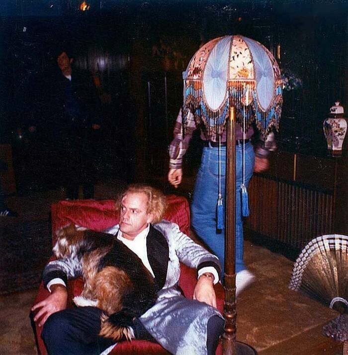 Кристофер Ллойд отдыхает на съёмках "Назад в будущее", 1985 год 