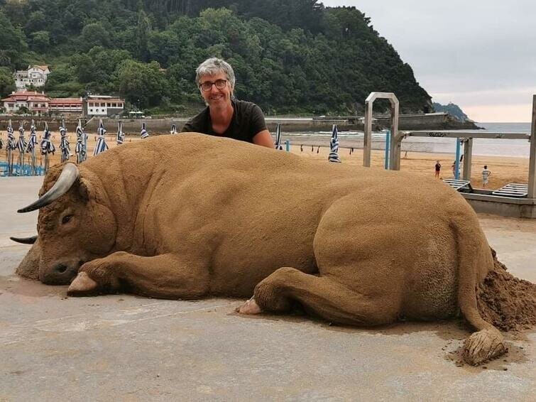 Это не настоящий бык, а скульптура из песка Андони Басторрика