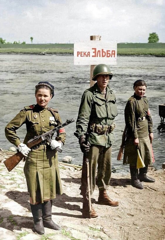 Советские девушки-военнослужащие и американский солдат. Торгау, 25 апреля 1945 г.