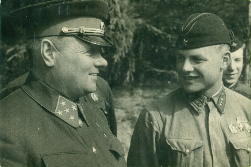 Командующий войсками Волховского фронта генерал армии Мерецков К. А. ( слева ) беседует с лётчиками. 1942 год.