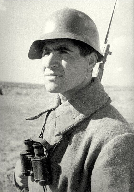 Cнайпер 117-го стрелкового полка 23-й стрелковой дивизии Владимир Гаврилович Салбиев (1916—1996).