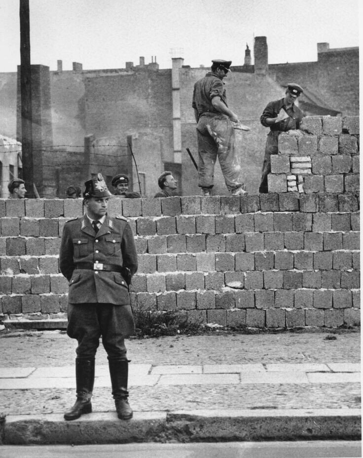 Строительство Берлинской стены в 1961 году.