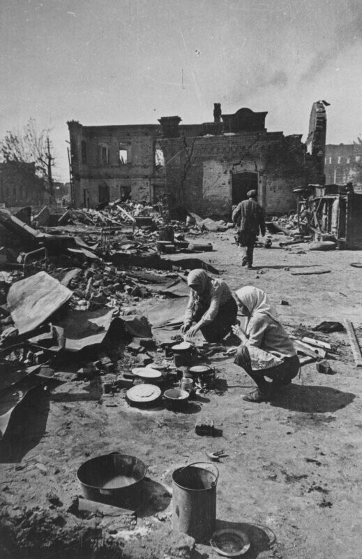 Сталинградцы готовят пищу после бомбардировки 28 августа 1942 года. Место съемки: Сталинград Автор: Яков Рюмкин 