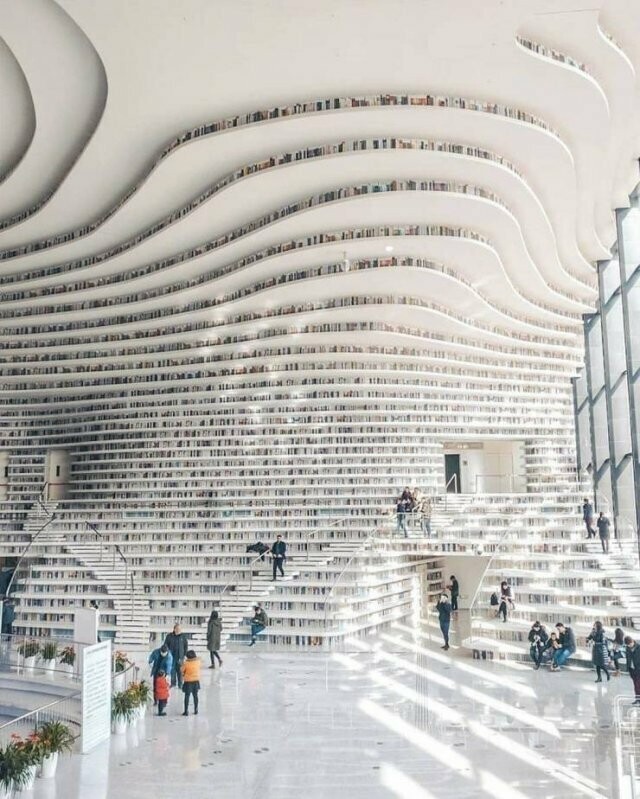 Библиотека в районе Биньхай города Тяньцзинь, Китай, занимает площадь 33,7 тыс. кв. м и вмещает более 1,2 млн книг. Её прозвали "Глазом".  