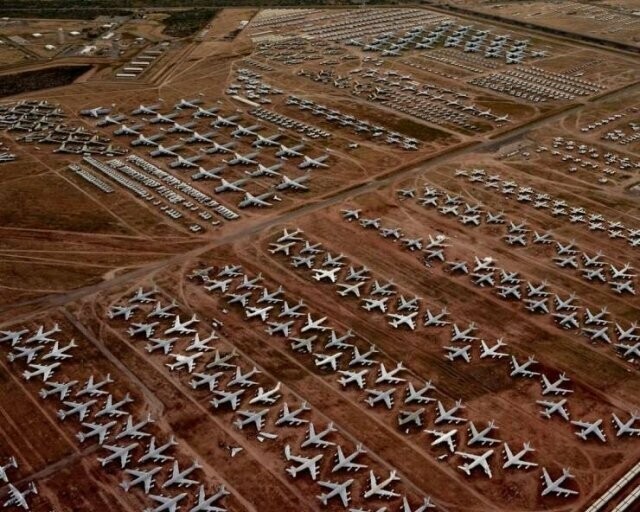 Вид с воздуха на крупнейшее в мире кладбище самолётов, расположенное в Тусоне, штат Аризона, США 