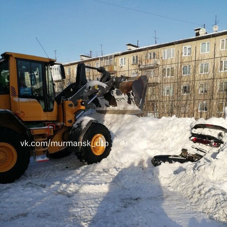 Нашел "подснежник":  в Мурманске тракторист повредил машину, убирая снег