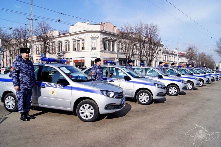 В Крыму группам задержания Росгвардии вручили новые патрульные машины