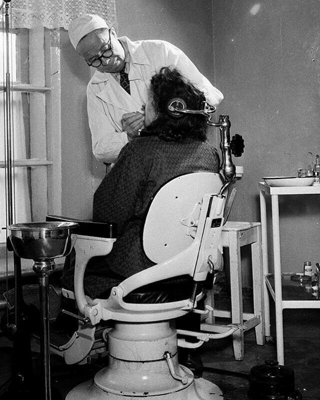 В стоматологическом кабинете при комбинате, 29 марта 1956 года, Московская обл.