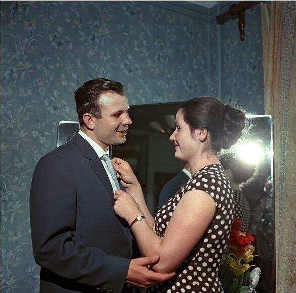 Юрий Гагарин дома с женой Валентиной, 1962 год, Московская обл.