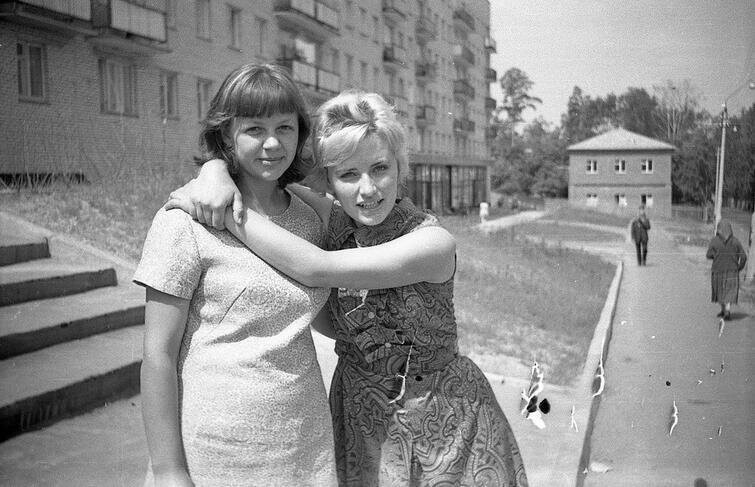 Девушки фотографируются на память во дворе дома, июнь — август 1968 года, г. Красногорск