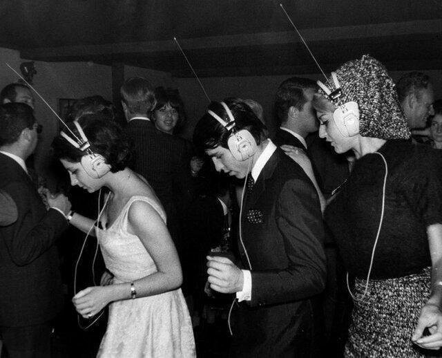 Знаете про тихие дискотеки? Это те, где все присутствующие слушают музыку через наушники. Оказывается этот способ очень стар... фото 60х годов, Париж 