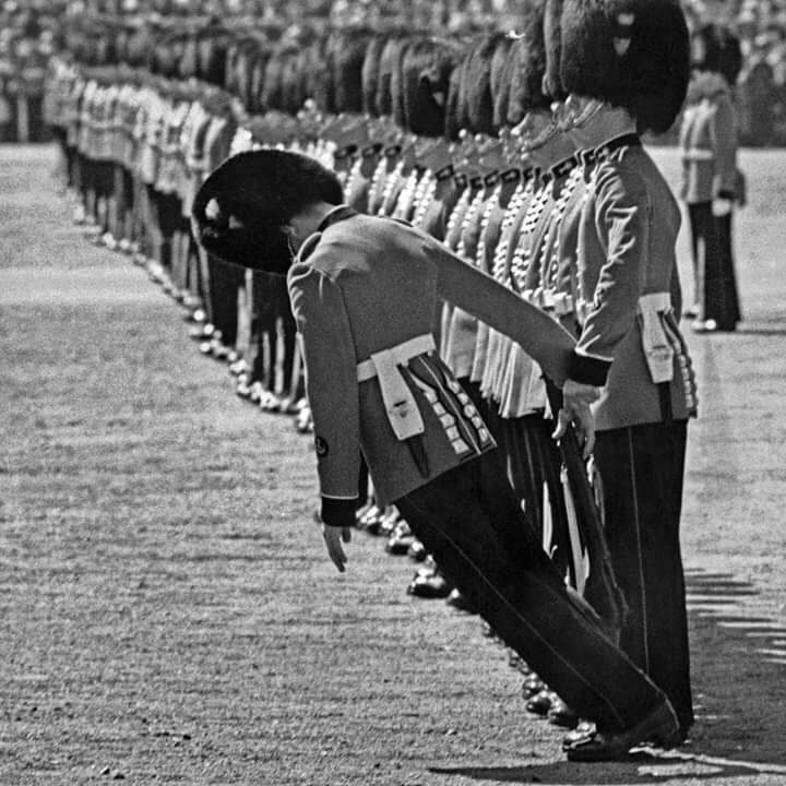 Британский гвардеец падает в обморок во время церемонии выноса знамени / "Trooping the Colour" , 1957 