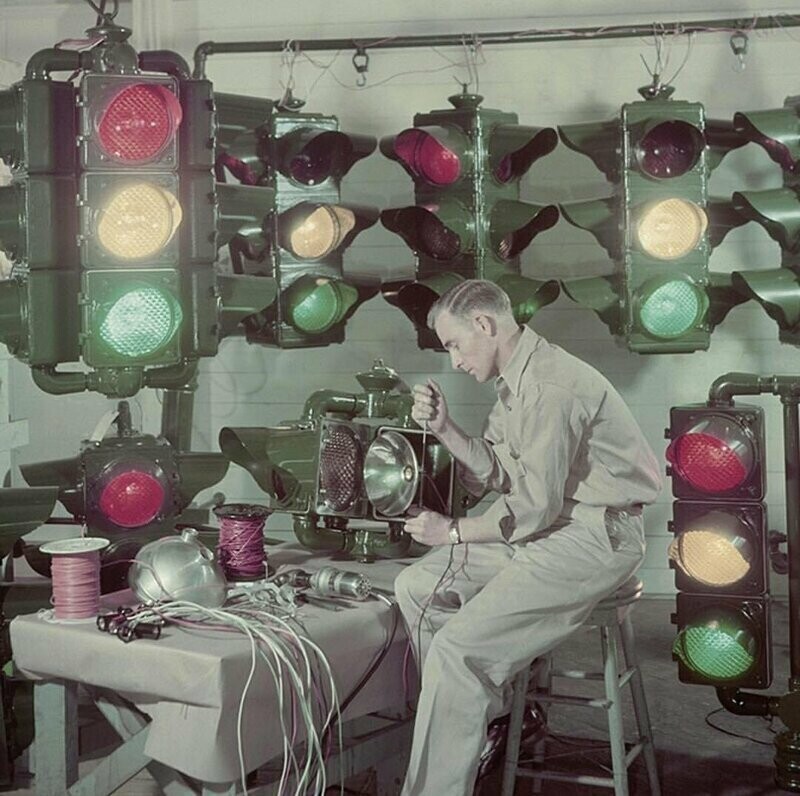 Мастерская по созданию светофоров в США, 1947 год 