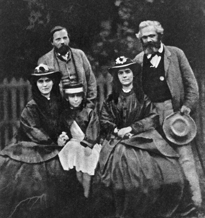 Ф. Энгельс, К. Маркс и дочери Маркса — Лаура, Элеонора и Женни (слева направо). Лондон. 1864 год. 