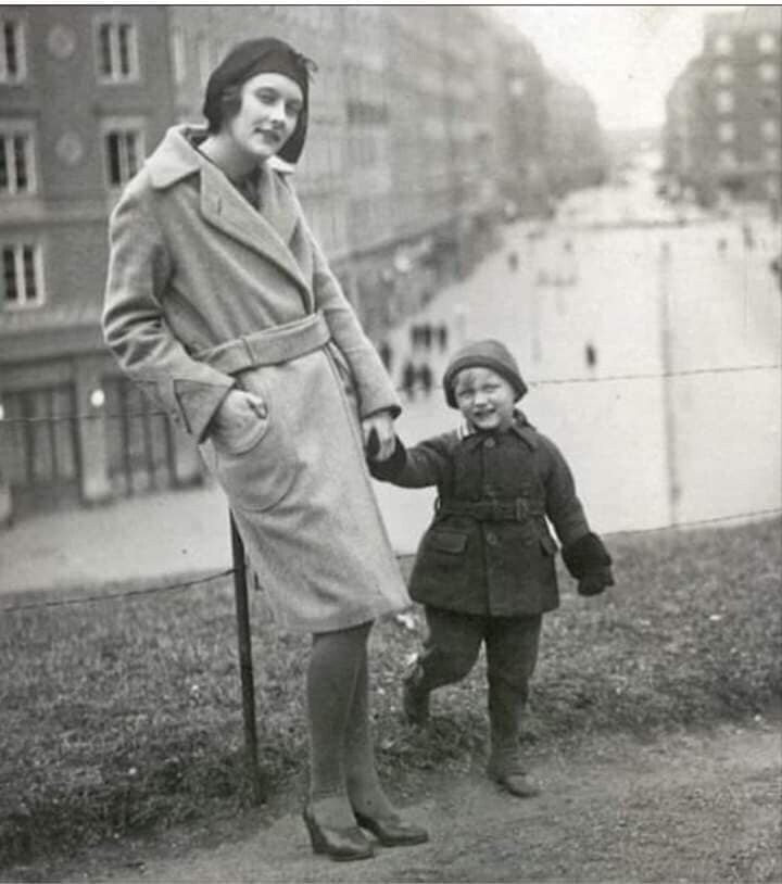 Астрид Лингрен с сыном Ларсом в Стокгольме, приблизительно 1930-й год. 