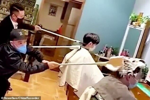 Китайские парикмахеры отгоняют коронавирус 1,5-метровыми расческами
