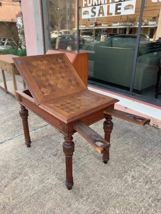 Нашел этот стол в лавке старьевщика на юге. Что за странная у него конструкция?
