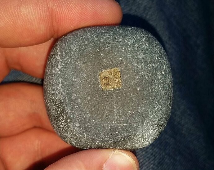 Что за странное квадратное вкрапление металла в камне?