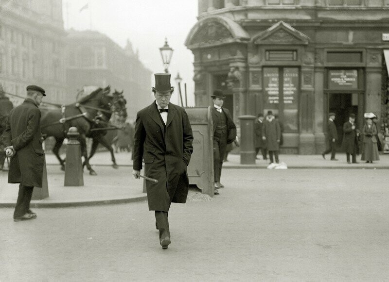 Уинстон Черчилль идущий в парламент, 1905 г.