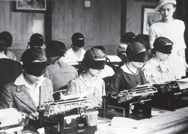 Машинистки печатают вслепую во время конкурса на лучшее владение печатной машинкой, Париж, 1940 год.