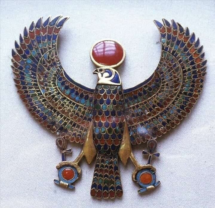 Это украшение из гробницы Тутанхамона с изображением бога неба и солнца в облике сокола Гора.