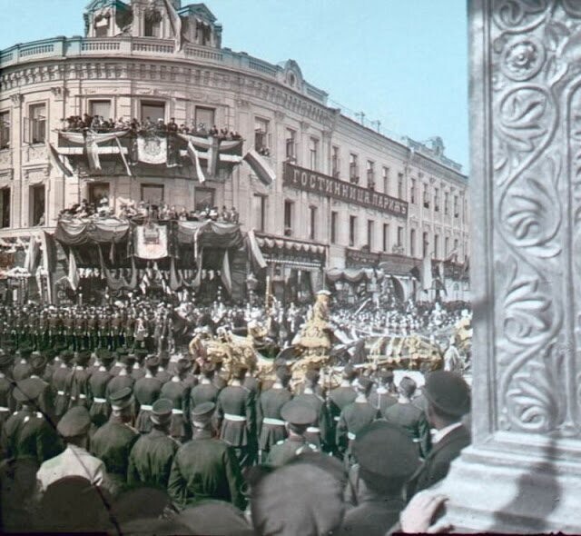 Массовое шествие в день коронации Николая II 