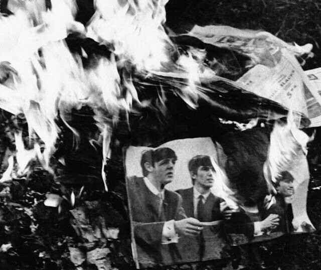 За что американцы жгли портреты The Beatles?