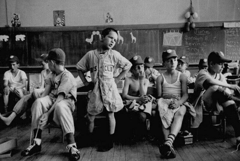 10. Группа маленьких бейсболистов перед матчем, Нью- Гэмпшир, США, 1954