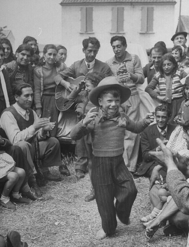 3. Мальчик танцует под музыку французских цыган, Франция, 1948