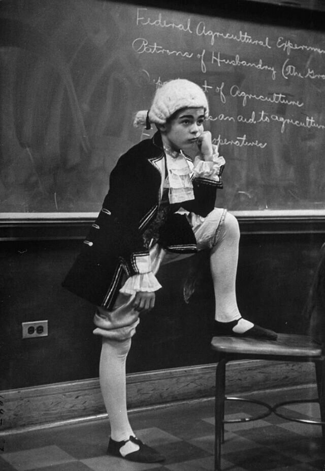 5. Маленький актер Чет Р. Аллен размышляет над своими репликами в классе, 1952 год