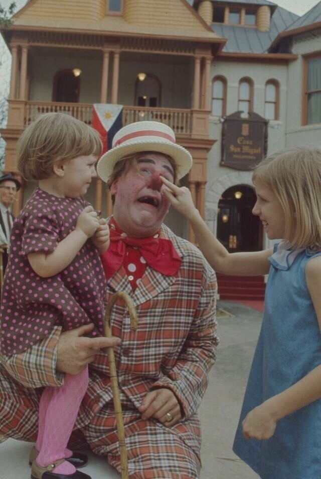 22. Девочки играют с клоуном на ярмарке в Техасе, 1968 год